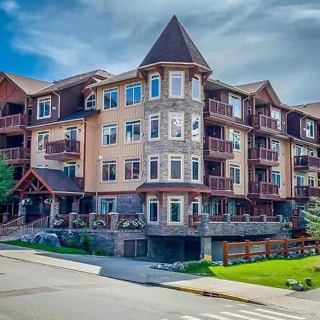 Sunny Tranquil Woods Turret In Falcon Crest Lodge Canmore Exterior photo